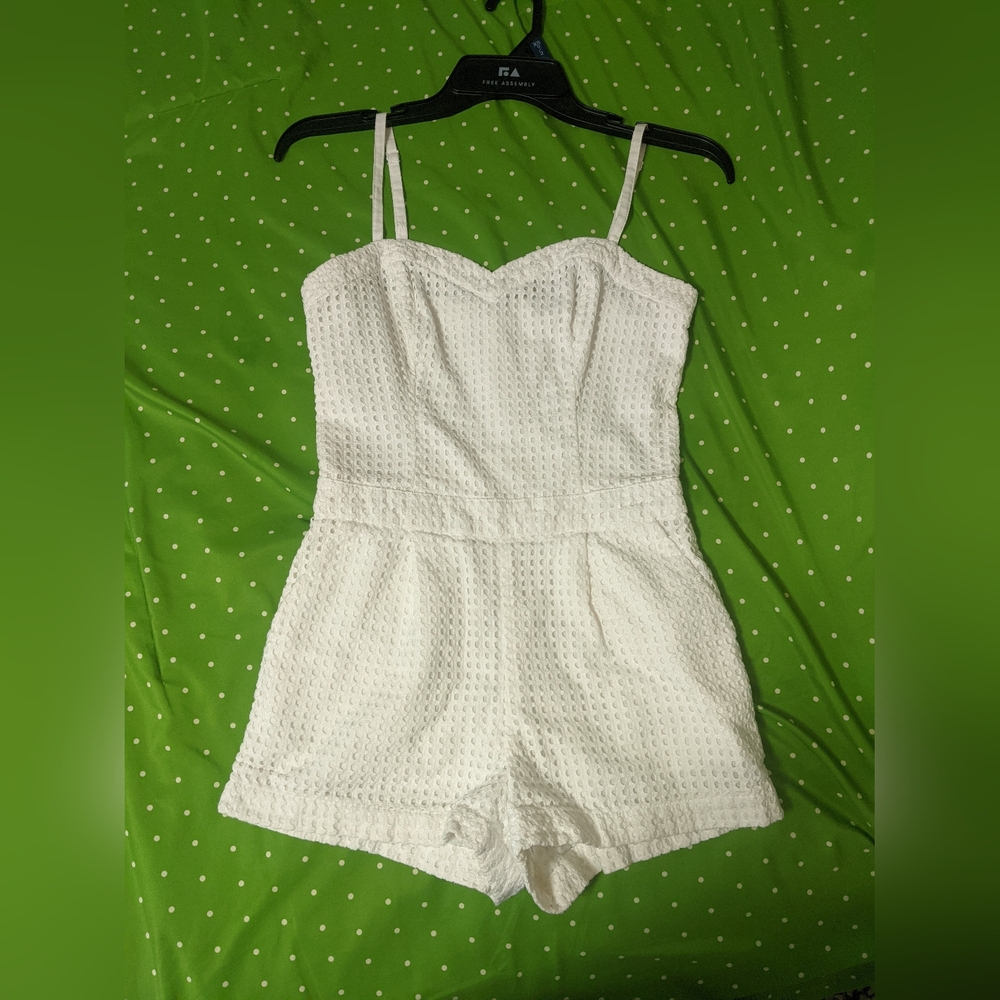 Guess White Eyerlet Romper. Size: 0